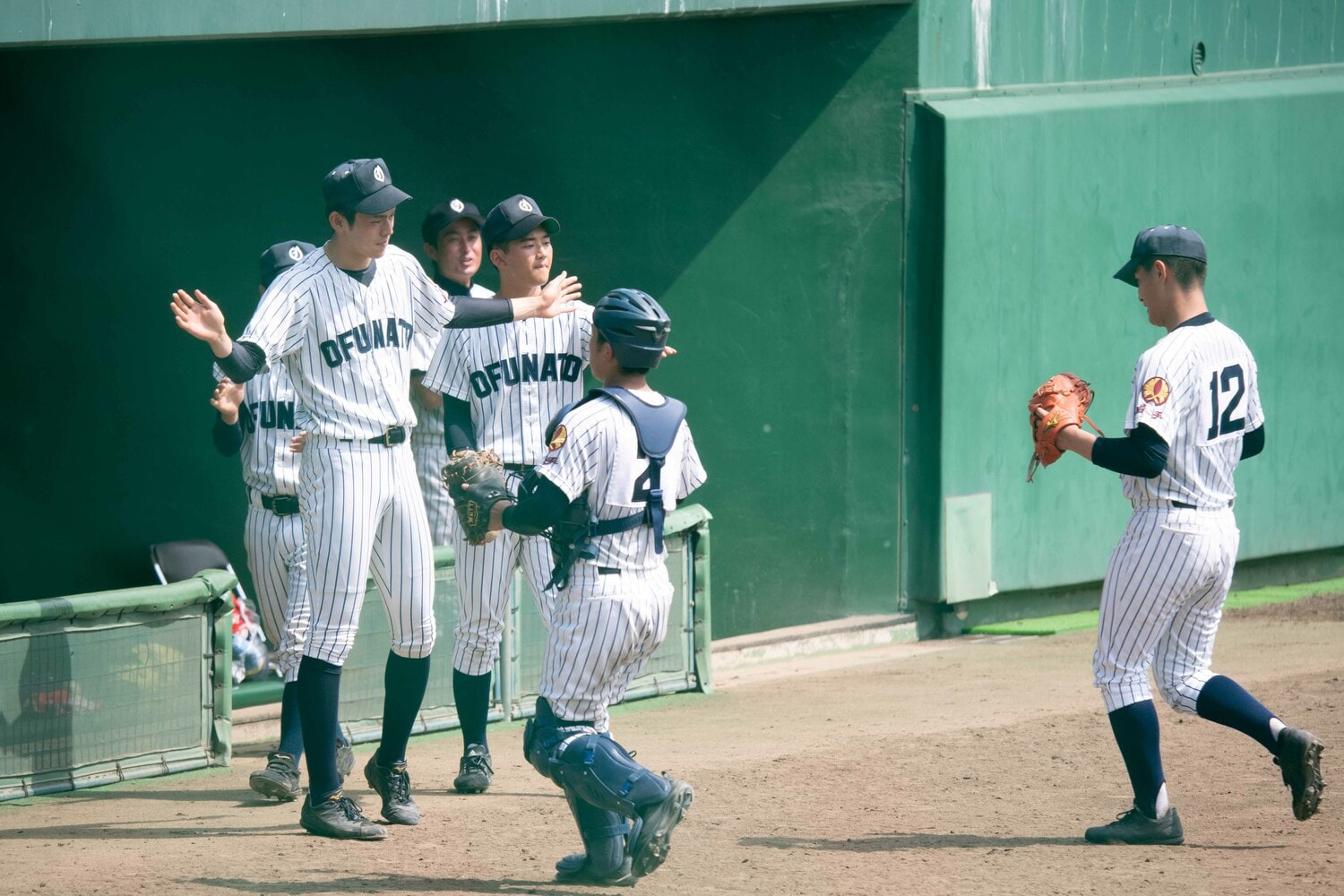 先発した柴田さん（背番号12）らをベンチで誰よりも先にねぎらう佐々木　 ©Asami Enomoto