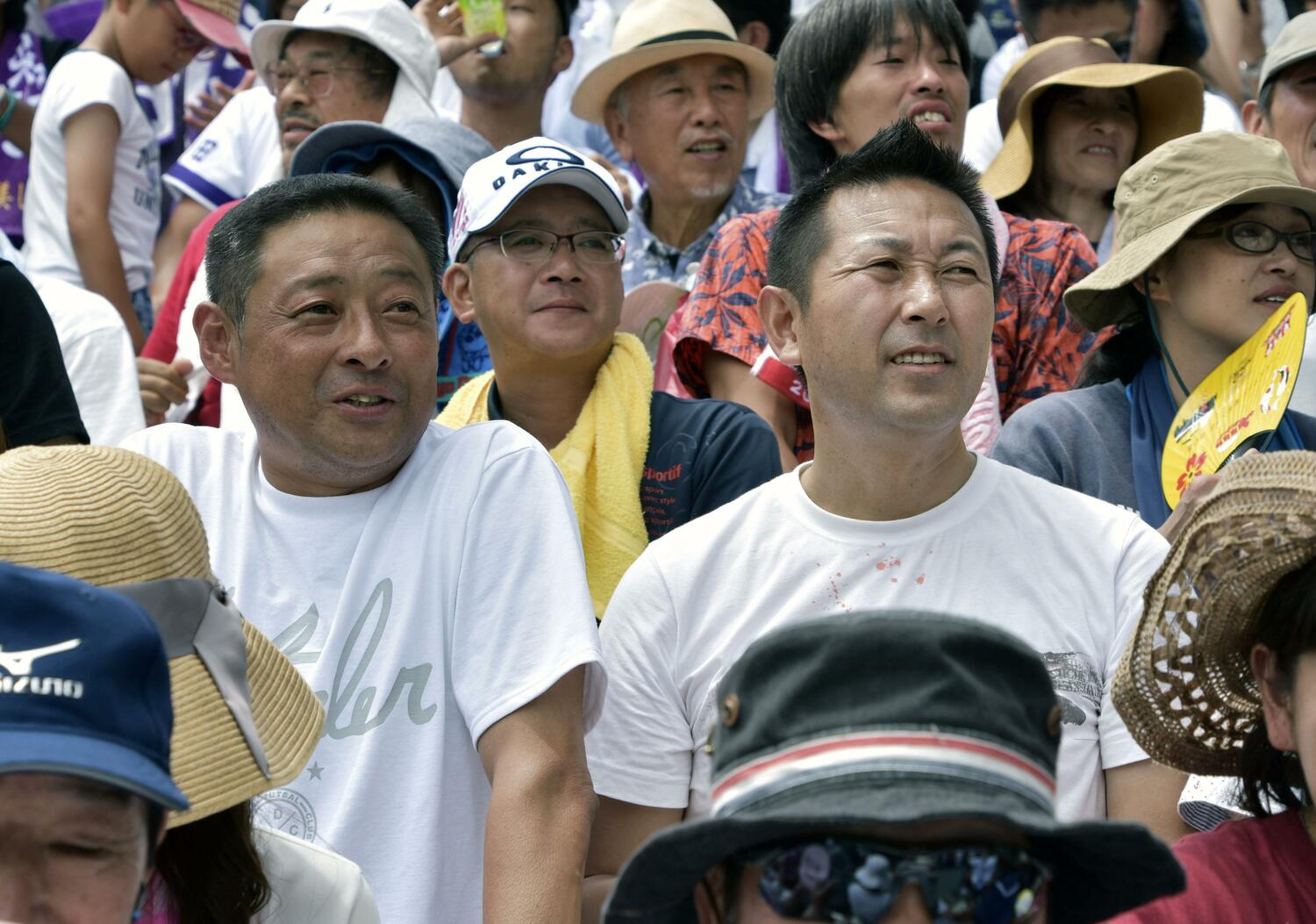2018年の第100回記念大会、後輩たちの活躍に目を細める水沢博文と長谷川寿　©KYODO