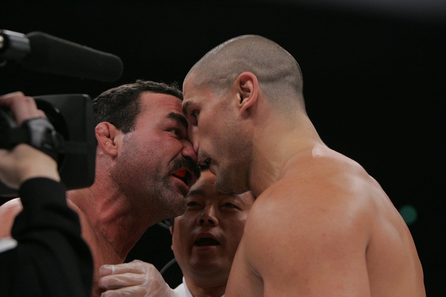 『PRIDE.34』でのジェームス・トンプソンとの視殺戦。ダメージをいとわない激しいファイトはフライの体を蝕んでいた