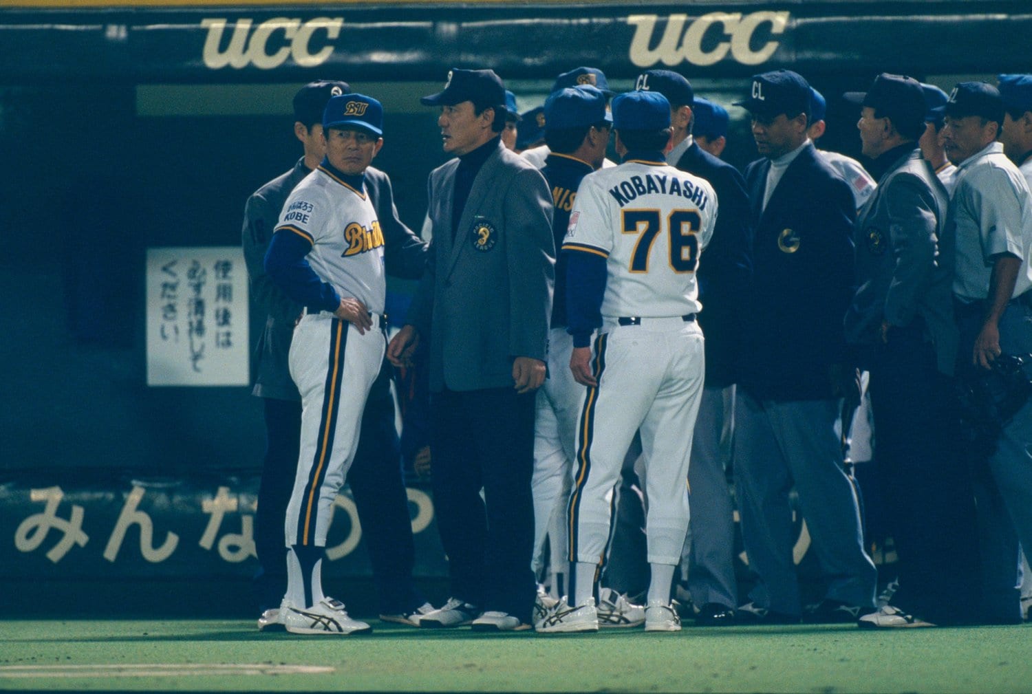 1996年　日本シリーズ　審判団に抗議する仰木彬監督　(C)Kazuaki Nishiyama