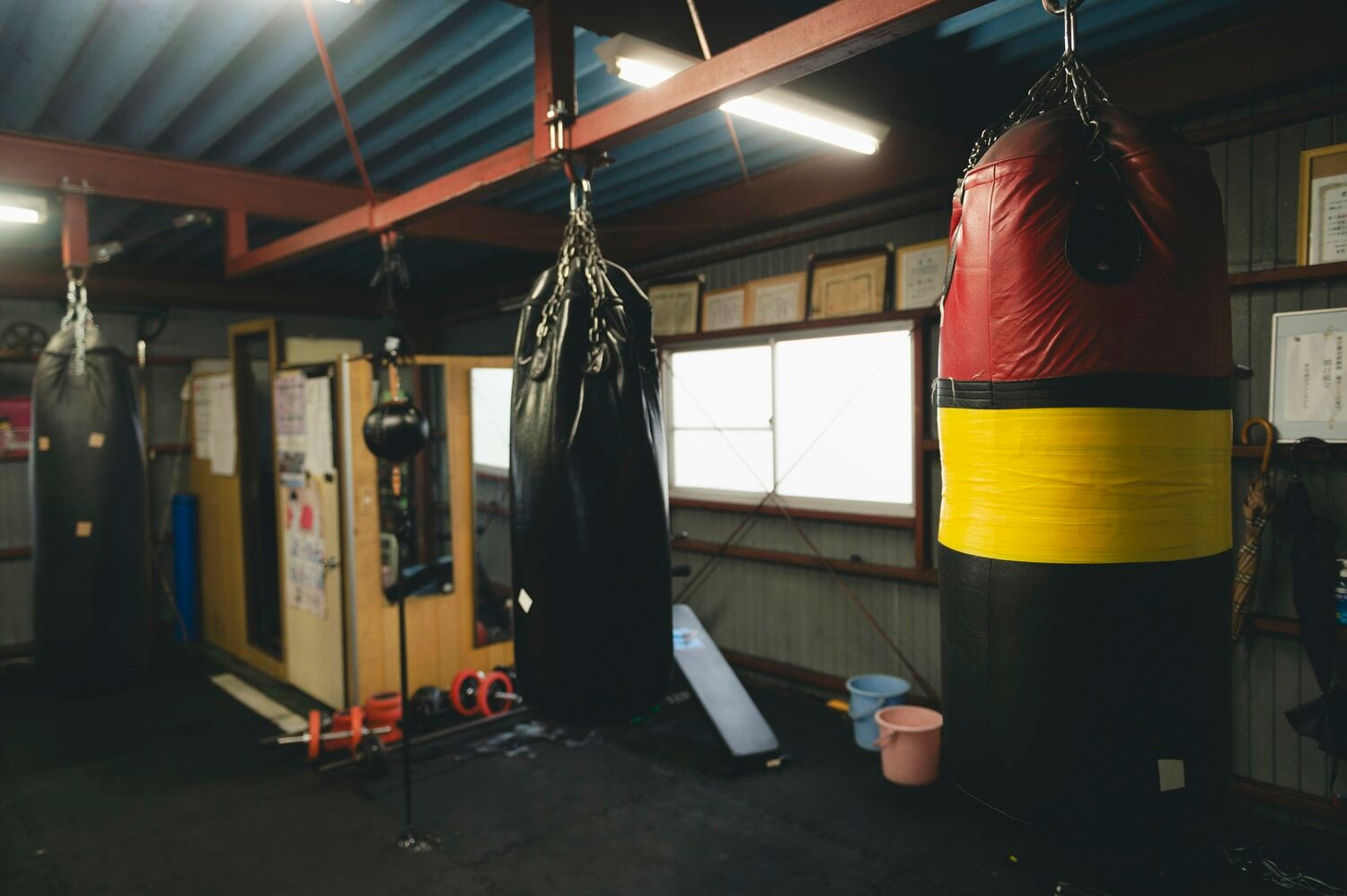 多寿満ジムのサンドバッグ　©︎Wataru Sato