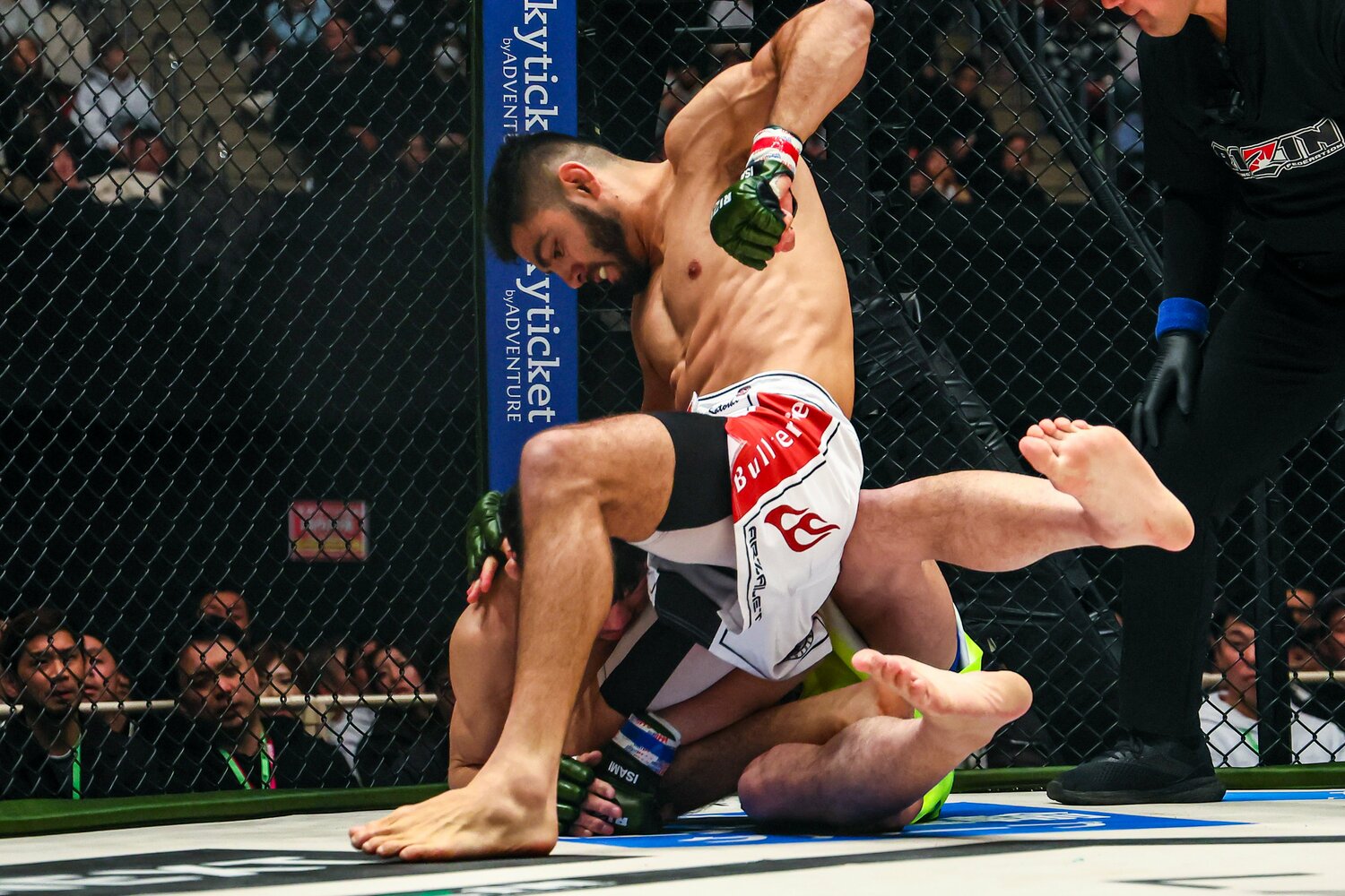 パウンドで中村を攻め立てるサトシ　©RIZIN FF Susumu Nagao