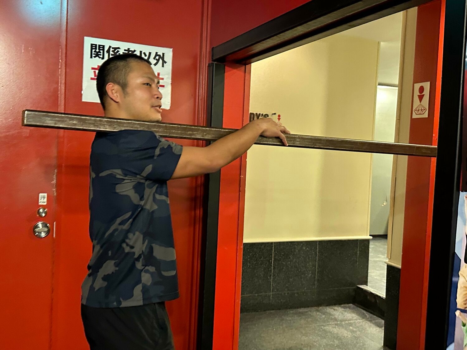 撤収に参加して鉄柱を運ぶ阿部