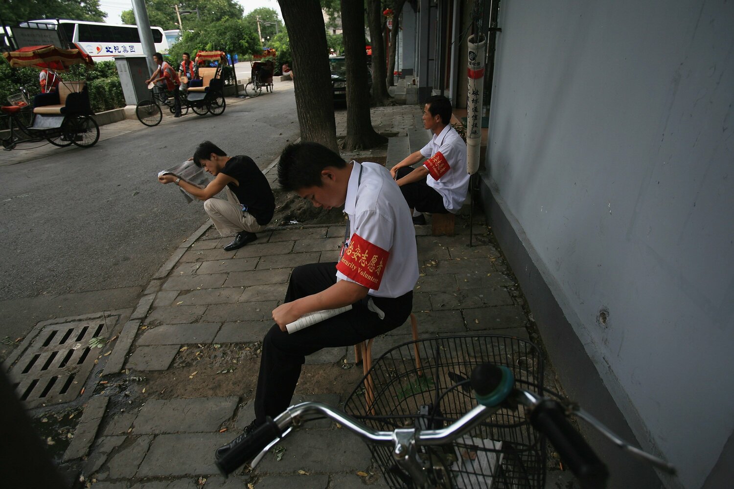 2008年の北京五輪、警備ボランティアをする男性　©Getty Images