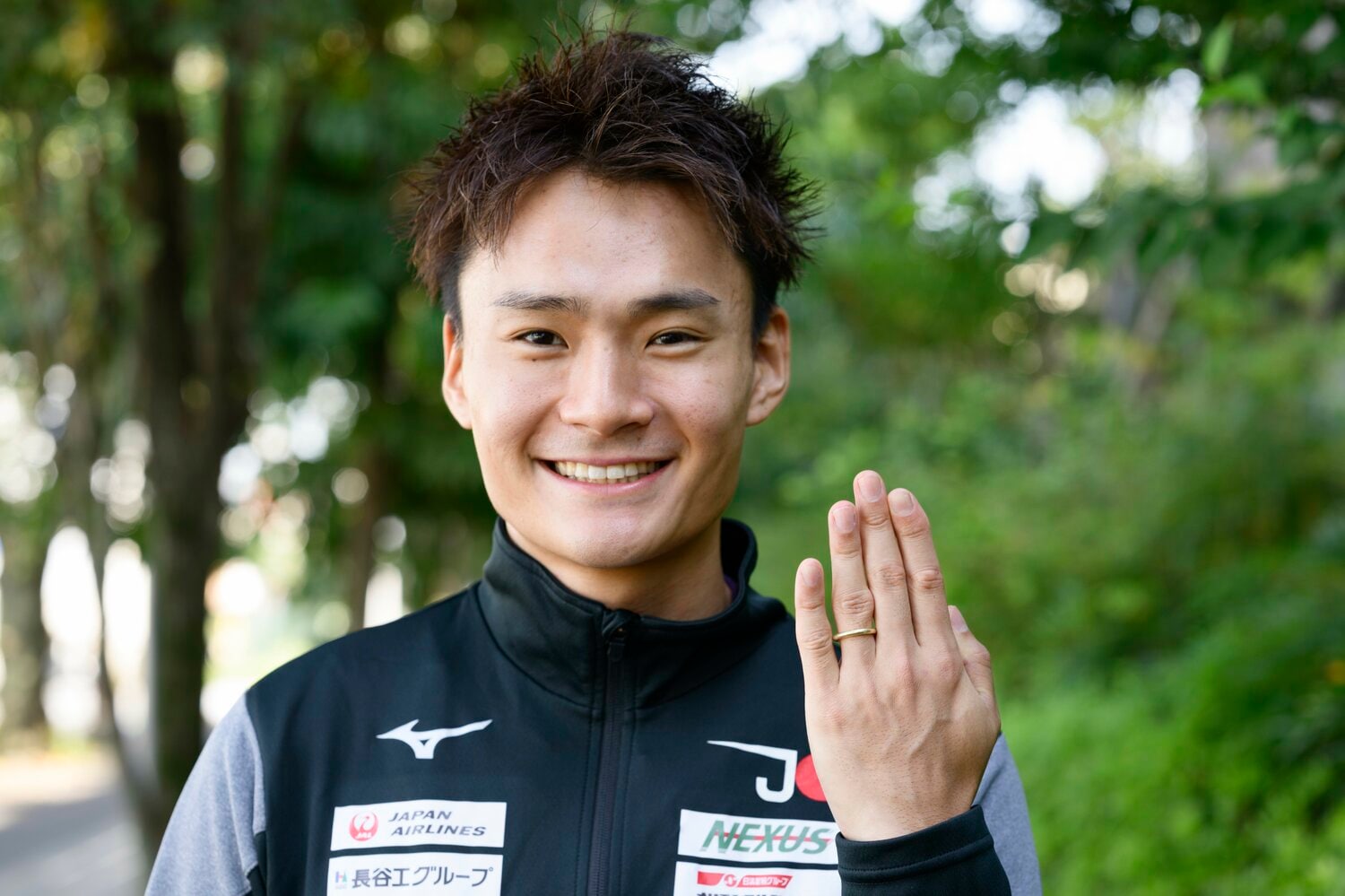 「まだ正式なものではないんです」と言いながらも、カメラマンの期待に応えてポーズを決める松山。公私共に充実の時を迎えている　©︎Hirofumi Kamaya