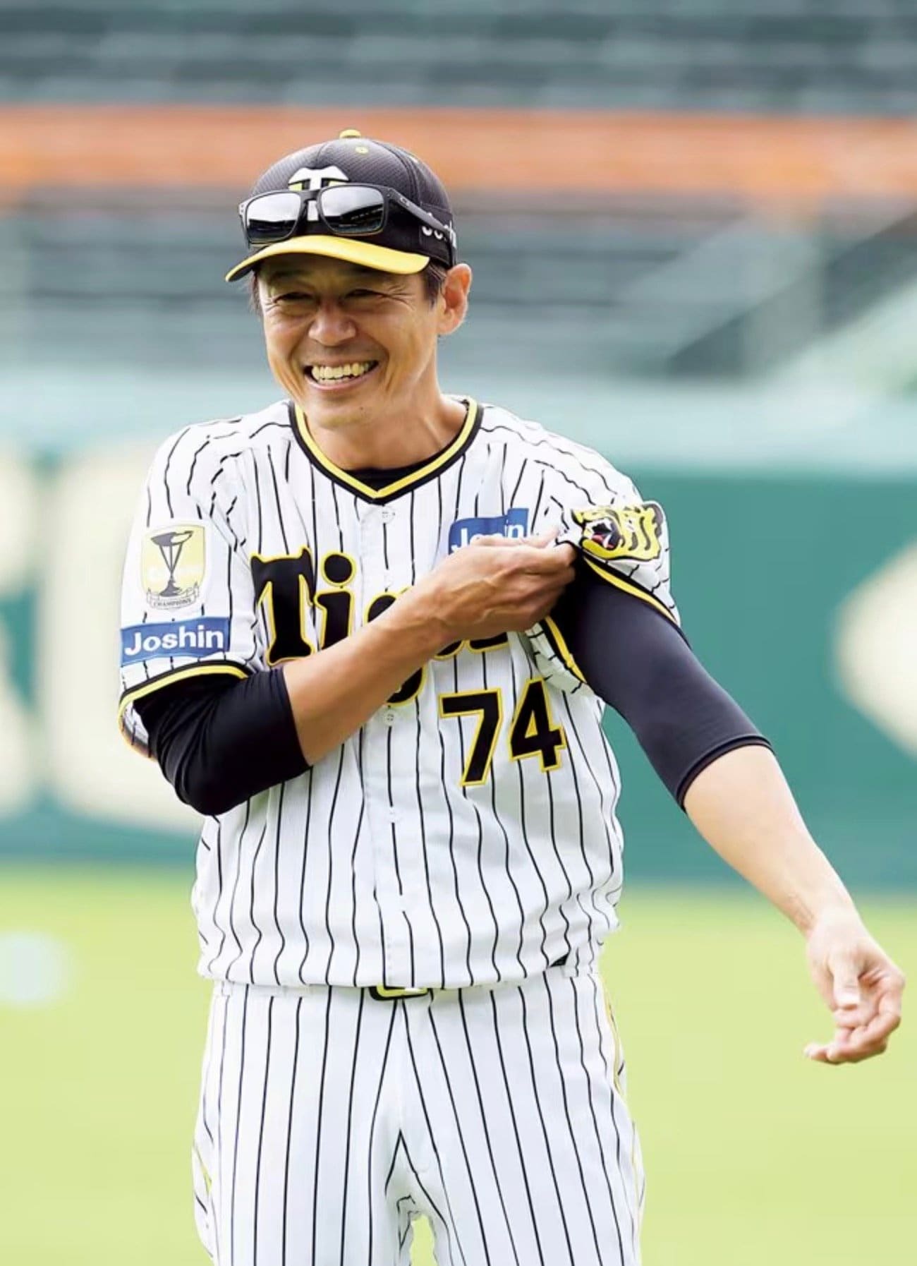 今季から一軍総合コーチを務めている藤本敦士。現役引退後は'15年に二軍の内野守備走塁コーチに就任、'19年から一軍を担当している　©SANKEI SHIMBUN