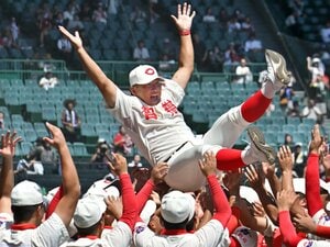 「もう1回、自信を持て」一度スクイズ失敗でも智弁和歌山“元ドラ1監督”中谷采配ズバリ…逆転劇の伏線「うまいこといっている」甲子園68勝の名将恩師も絶賛