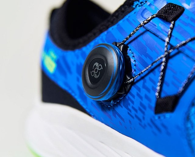 ダイヤルを回すと、高強度なワイヤーレースが締まる。そのダイヤルを引っ張ると、ワイヤーレースがフリーになる。