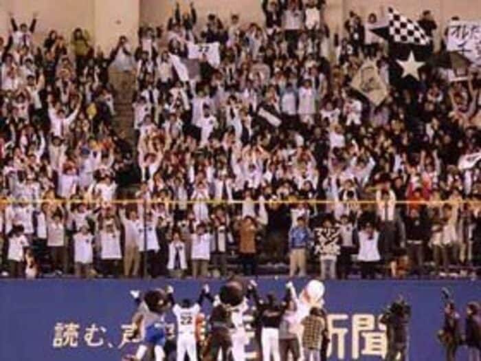 千葉ロッテマリーンズは、本気だ。<Number Web> photograph by NIKKAN SPORTS