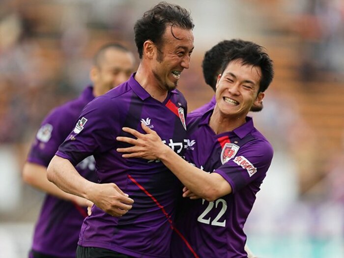 千両役者・闘莉王がJ2得点王に!?今も変わらぬサッカー談義と後輩愛。＜Number Web＞ photograph by J.LEAGUE PHOTOS