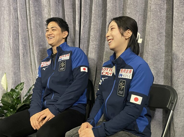 試合後、笑顔で取材に応じたりくりゅう　©Akiko Tamura