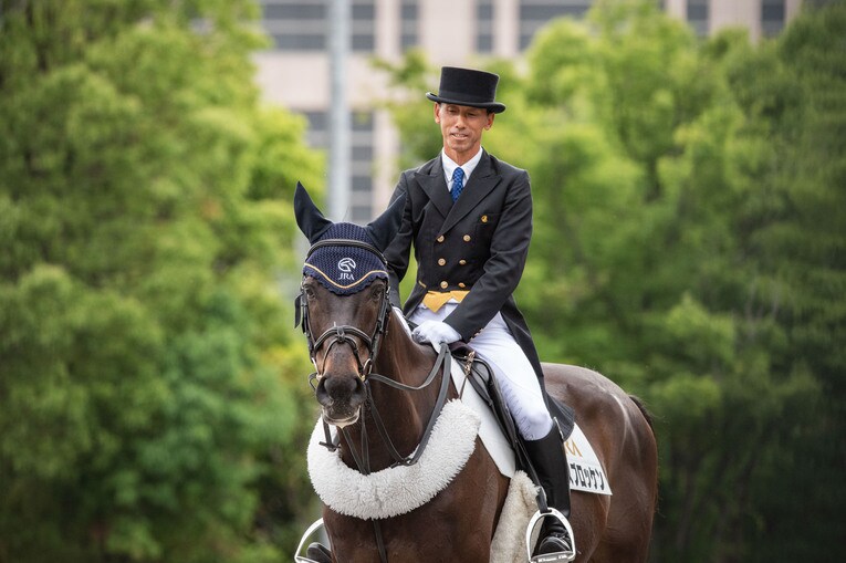 ダービーの誘導を終えたサクセスブロッケンと葛原