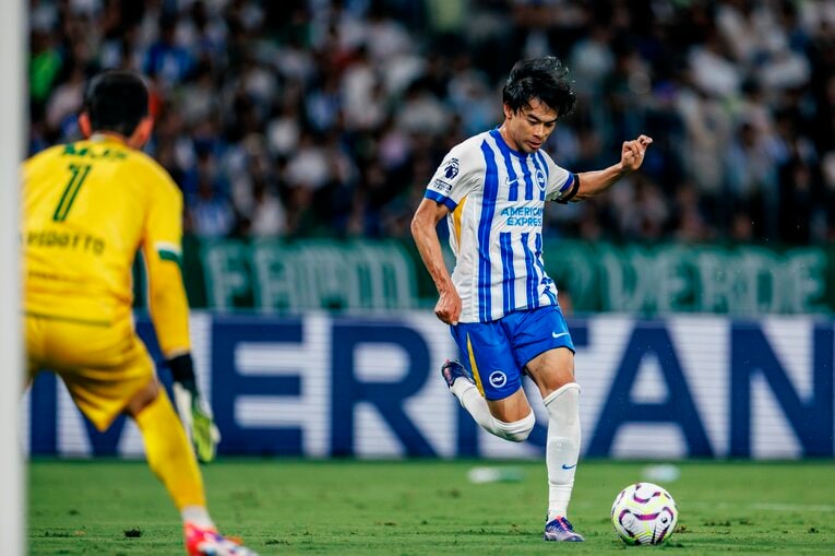 日本ツアーで三笘が見せた「ヒールターンからの必殺ドリブル突破とアウトサイドシュート」（全15枚）©Kiichi Matsumoto