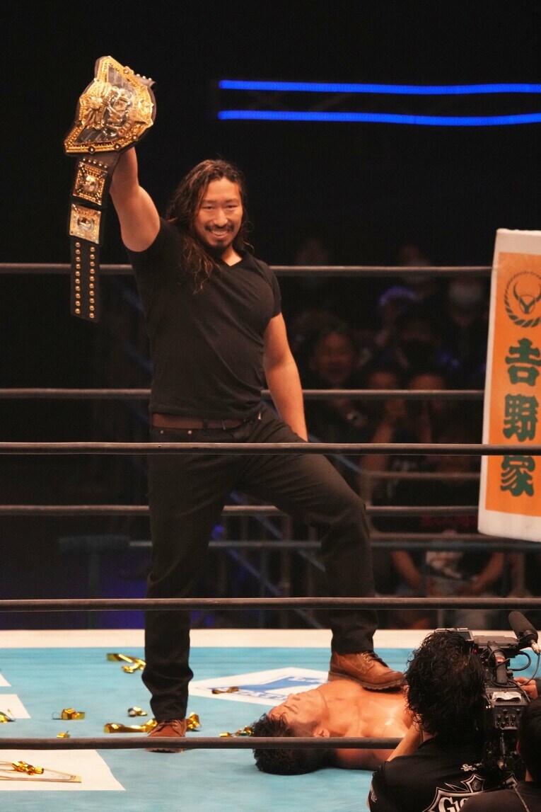 IWGPのベルトを手にSANADAを踏みつける辻陽太