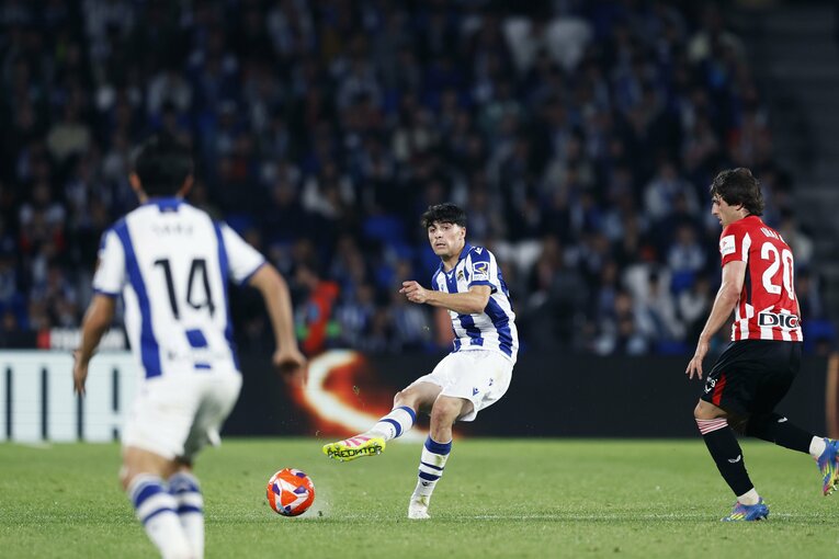 久保はピッチ中央へポジションを移し、CBからのパスを引き出した　©Daisuke Nakashima