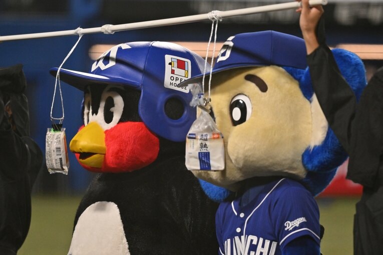 一番の親友とパン食い競争するドアラ　©Hideki Sugiyama