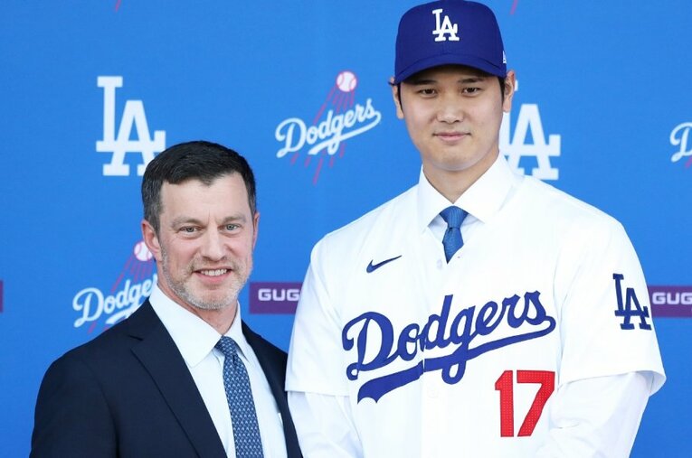 大谷翔平とアンドリュー・フリードマン編成本部長 ／ photograph by Getty Images