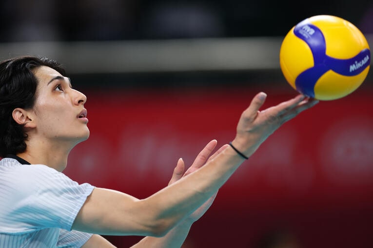 イラン人の父を持ち、名前の「ケイハン」はペルシャ語「世界」を意味する。中学時代までサッカーをやっていたが、怪我を理由にバレーボールに転向した　©︎Naoki Morita/AFLO SPORT