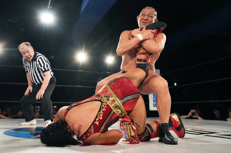 里村明衣子の足首を取りにいく鈴木みのる　©Essei Hara