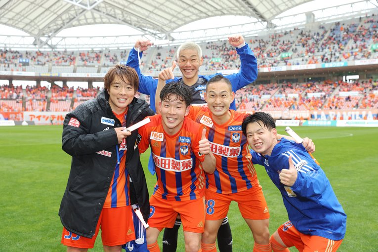 ツエーゲン金沢戦でゴールを決めたFW矢村（中央左）を囲むMF高木（前列左から）、DF早川、MF本間、GK阿部　©ALBIREX NIIGATA