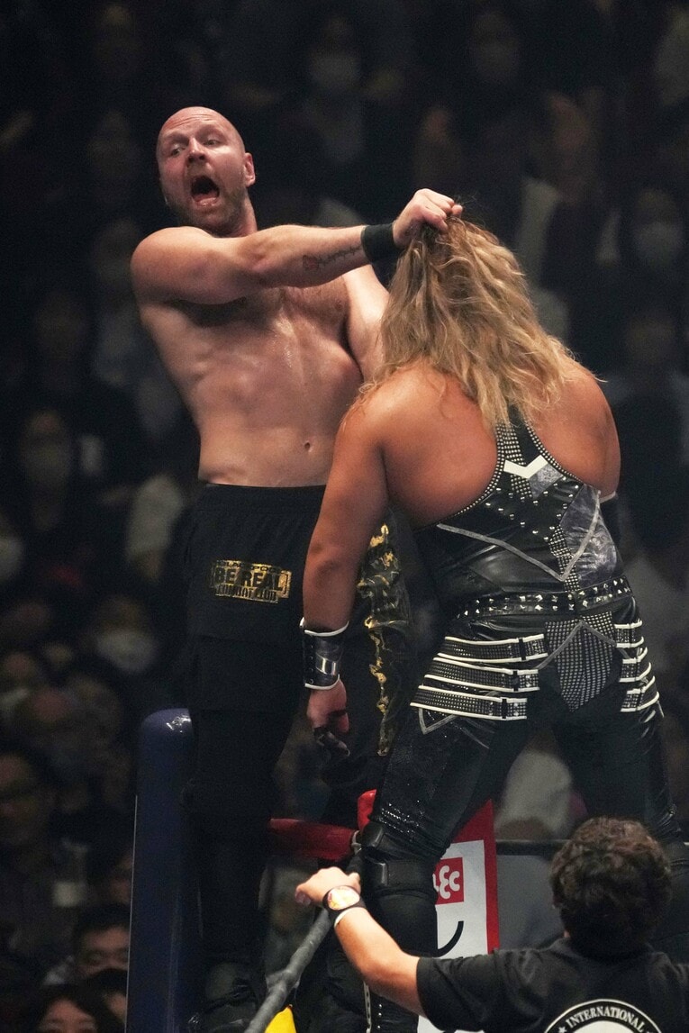 コーナーポストでEVILの髪をつかむジョン・モクスリー　©Essei Hara