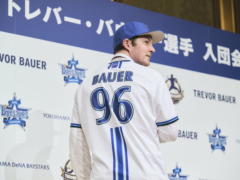 ユニフォームを身に着けたバウアー　©Yuki Suenaga