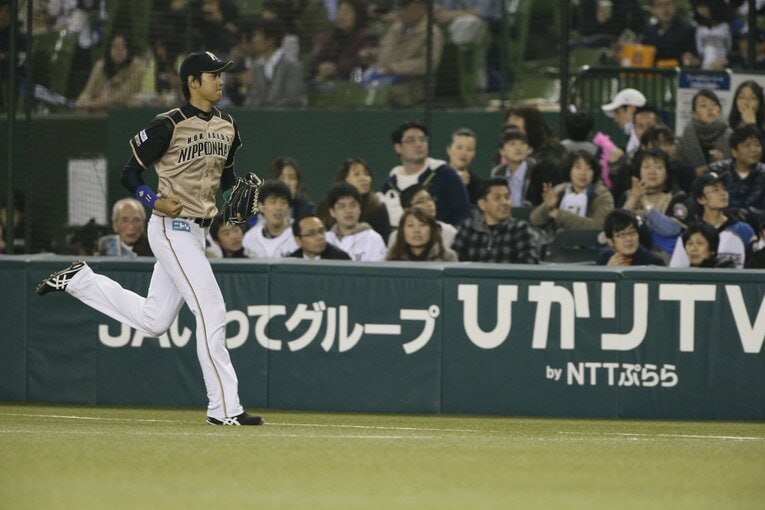 デビュー戦の大谷翔平18歳。グラウンドからから戻る際……　©Shigeki Yamamoto