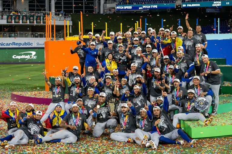 世界一の頂点に立ち、喜びを爆発させるベネズエラ代表の選手たち　©Nanae Suzuki