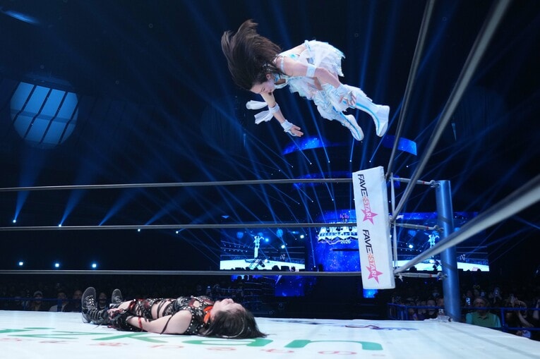 上谷沙弥にまさかのファイヤーバードスプラッシュを敢行した玖麗さやか　©Essei Hara