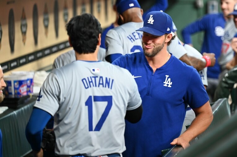 ベンチで談笑する大谷翔平とカーショー　©Getty Images