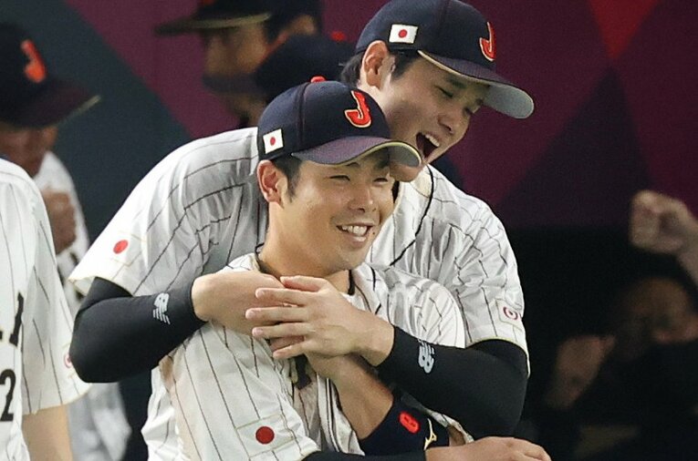 WBC初戦の中国戦に勝ち、喜ぶ大谷翔平（28歳）と近藤健介（29歳）。2人は日本ハム時代の元同僚でもある ／ photograph by JIJI PRESS