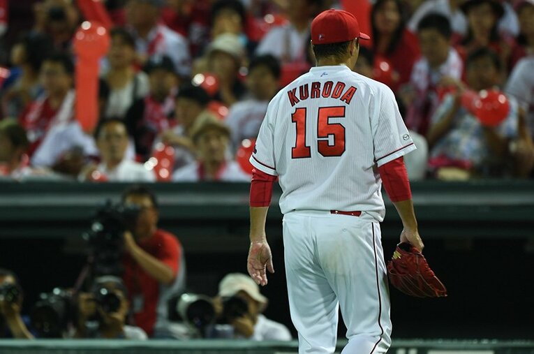 3アウト後、黒田はグラブを右手に持ち替えていた©Hideki Sugiyama