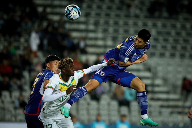 サイドバック起用された高井は粘り強い守備を見せた　©Getty Images