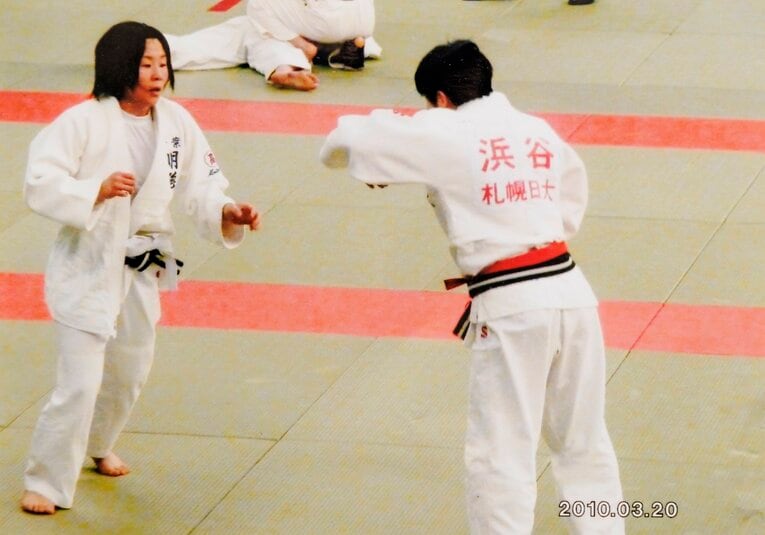 高校時代の染宮さん（左、本人提供）