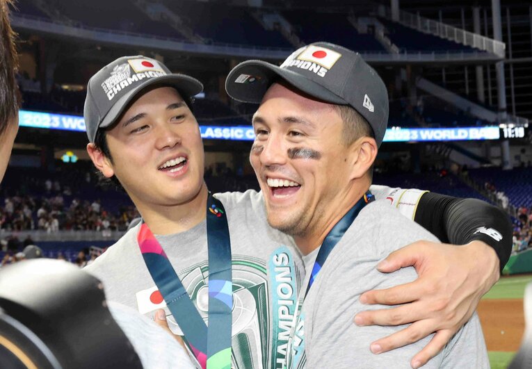 カメラの前で、幸せそうにハグする大谷とヌートバー　©JIJI PRESS