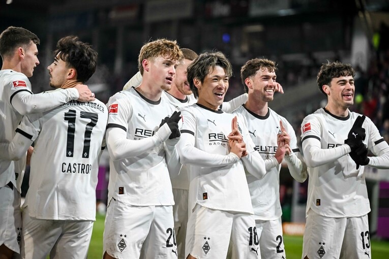 ハイデンハイム戦、町野のゴールでボルシアMGの仲間みんなで忍者ポーズ　©Getty Images