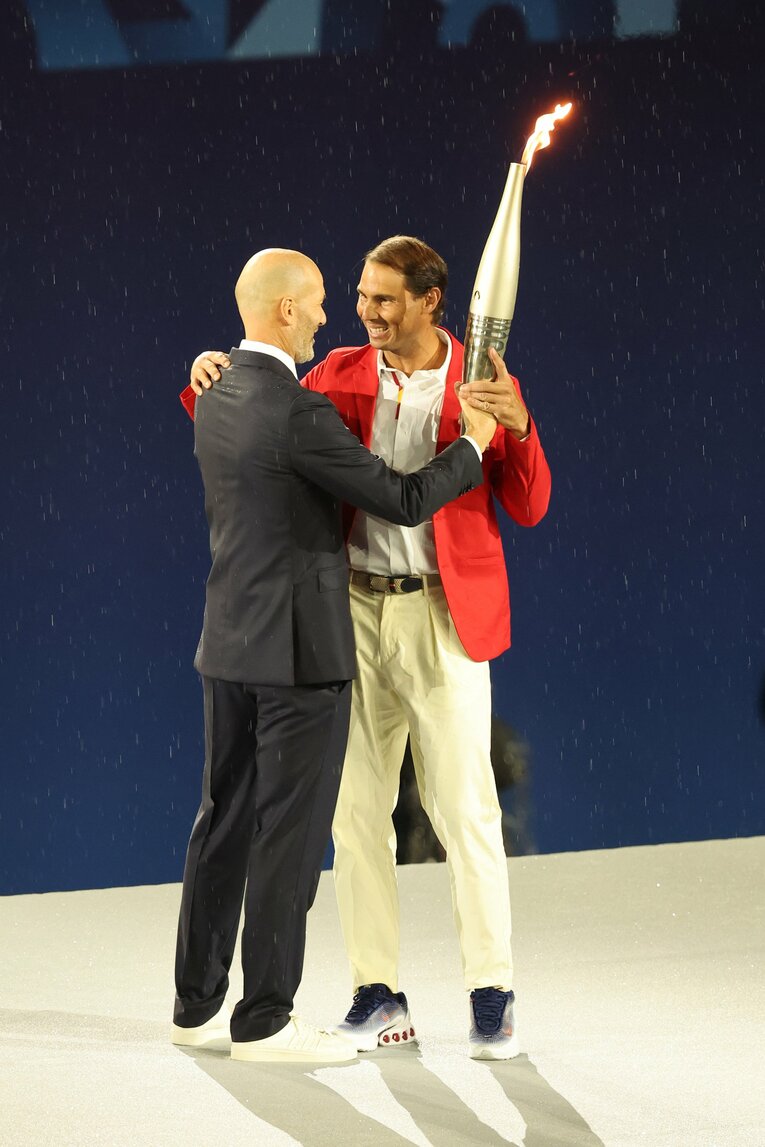 ジダン氏から全仏オープン14回優勝のラファエル・ナダルへ手渡されるトーチ　©Tetsuya Higashikawa/JMPA