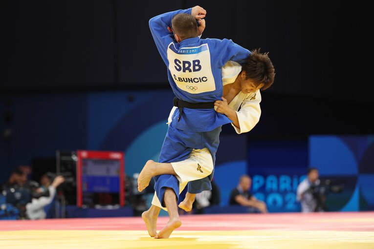 混合団体戦、準々決勝セルビア戦の初戦に登場した阿部一二三　©Tetsuya Higashikawa/JMPA