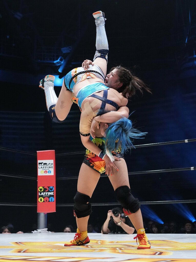 山岡聖怜の力強いボディスラム　©Essei Hara