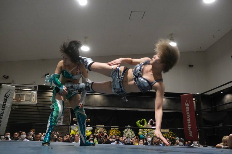 同期の本間多恵にジャンピングハイキック。最後は本間が3カウントを奪った　©Norihiro Hashimoto