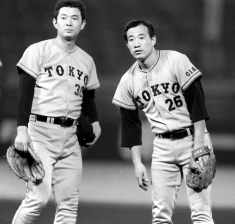 1974年ドラフト外の西本聖（右）と1978年ドラフト1位の江川卓。年齢は江川がひとつ上　©Sankei Shimbun