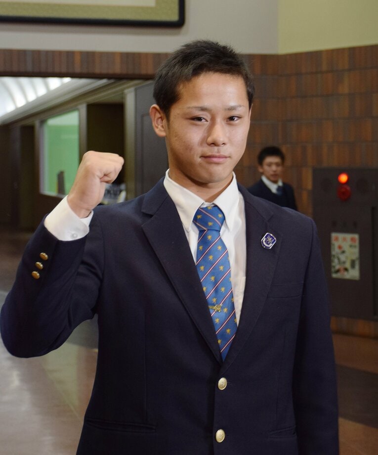 ドラフト会議で１位指名を受けてガッツポーズする仙台育英高時代の平沢　©JIJI PRESS