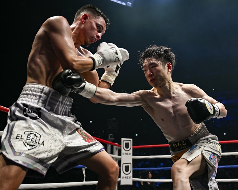 王者・寺地（右）にダウンを喫するも、着実にポイントを積み重ねたサンドバル　©︎Hiroaki Finito Yamaguchi