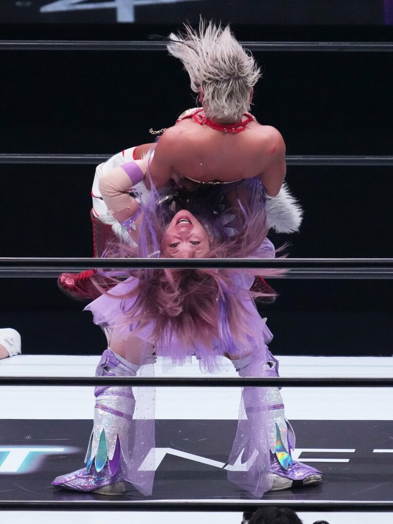 中野たむのスープレックスがジュリアに決まる