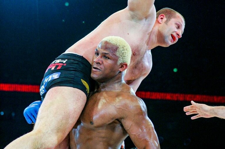 自慢の怪力でエメリヤーエンコ・ヒョードルを担ぎ上げるケビン・ランデルマン。多くのファンに愛された好漢は、2016年に44歳の若さでこの世を去った ／ photograph by Susumu Nagao