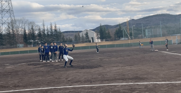 バントフライをそのまま取る練習　©Hideaki Ujihara