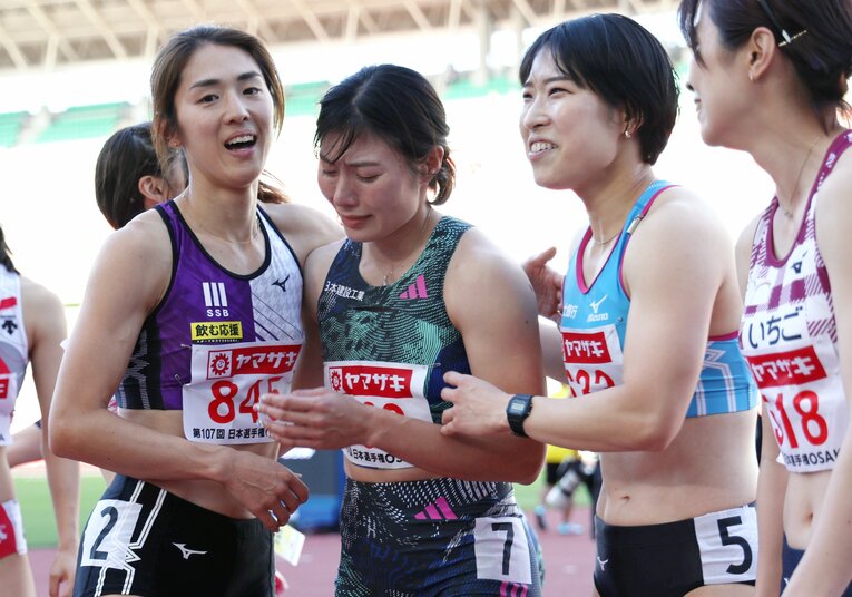昨年の日本選手権は4位に終わり世界陸上代表から落選。涙を流した福部（左から2人目）　©JIJI PRESS