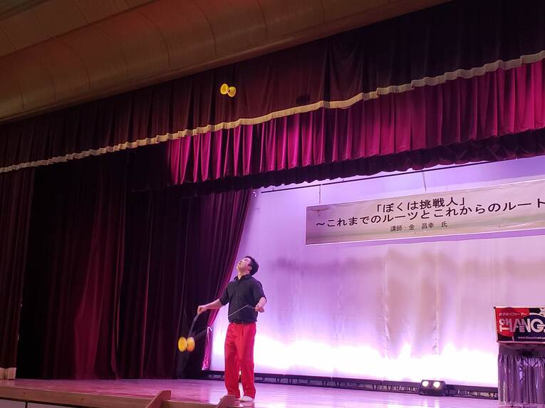 「体育館裏、彫刻刀で左腕を…」マイケルや金正恩に技を披露した大道芸人が壮絶イジメ体験を中高生に伝える理由《中3で渡米、17歳でW杯》(8)