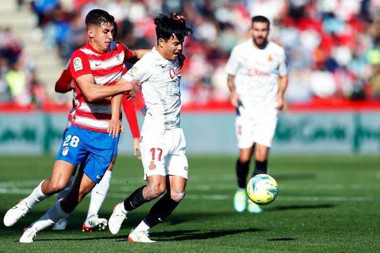 久保建英vsバルサがW杯イヤーのリーガ初戦… 年末の試合で見た「タケの身体の進化」と新星たちの奮起〈撮影者の視点〉(48)