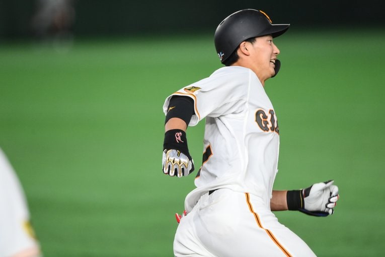 大野雄大から決勝HRを放った廣岡©Nanae Suzuki